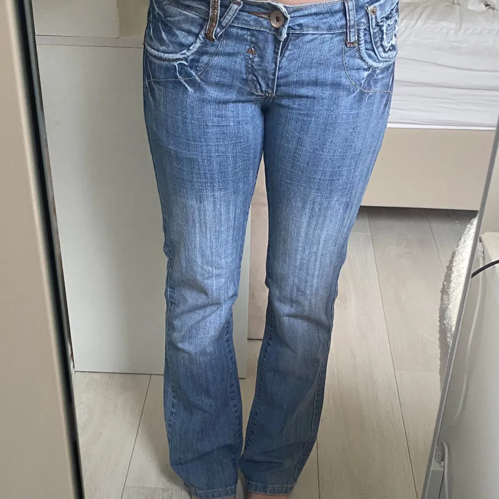 jätte fina bootcut jeans, perfekt skick . Jeans & Byxor.