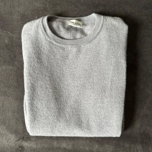 John Henric tröja - Klassisk grå tröja från John Henric i merinoull. Perfekt inför hösten, superskick och inga defekter. Storlek M, men passar mer som S. Kom privat vid funderingar. 