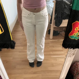 Raka jeans, Bikbok - Raka medelmidjade jeans från Bikbok i storlek 28/32. Knappt använda. Passar storlek 36/S 
