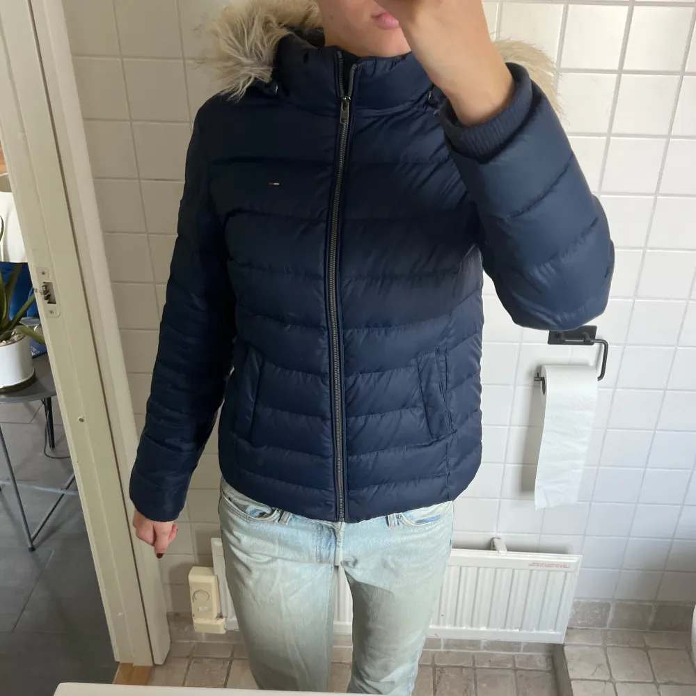 Super fin vinter jacka från Tommy hilfiger. Köpt för runt 2000. I mycket bra skick. Säljer då jag köpt en ny. Passar xs/s.. Jackor.