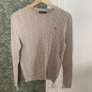 Morris tröja - Tjena! Jag säljer min sjukt snygga Kabel stickad morris tröja inga defekter elelr hål hör av er vid frågor kan gå ner i pris!!