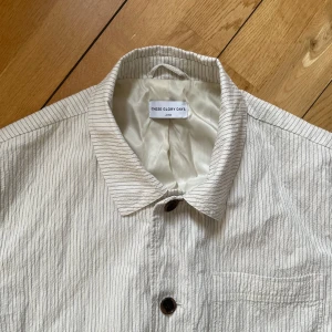 These Glory Days Seersucker Overshirt - Overshirt i Seersucker från These glory days! Svin fin och skönt material. Tunnare men perfa för kallare tider med ett lager under. Storlek Large passar mig bra men lite lång så om du gillar det så passar det dig! Inga skador, nästan ny! Använd 4 ggr