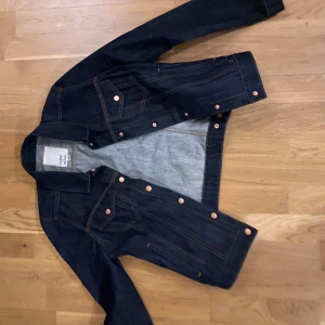 Jeans jacka i storlek 38 - Den är ny och oanvänd använd då jag köpte den men den var för liten. Köparen står för frakten 💗