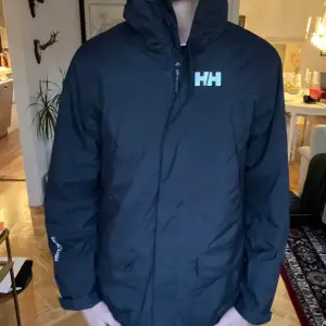 En snygg helly hansen jacka nu till vintern. Den är fodrad och är i storlek S. Den är i jättebra skick men dock har jag råkat slarva bort luvan så den finns inte med. Skriv för funderingar. 