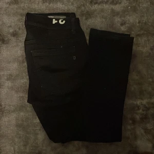 Dondup George W31 - Dessa jeans har en extremt snygg färg och är i skick 9/10💯 Säljer då de inte passade mig riktigt🙌💯 Priset är ej hugget i sten.