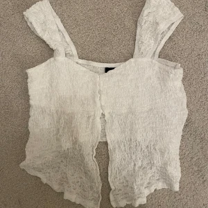 Topp  - Super gullig topp från Gina  Endast använd 1 gång  Storlek L men passar mig som vanligtvis har S/M