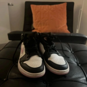 Jordans Rosa svart  - Nypris 3800, använd ett fåtal gånger och är i superfint skick