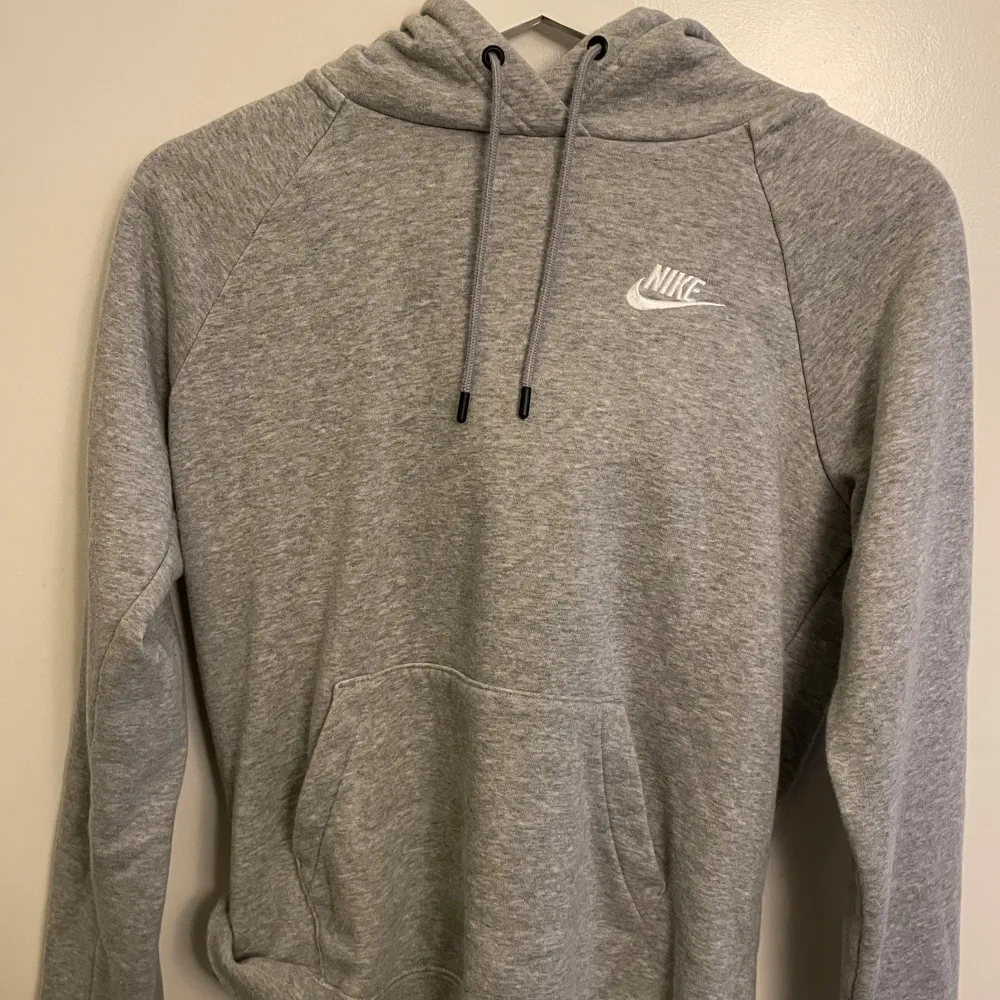 Grå Nike hoodie med luva i storlek XS Köpt för ungefär 6 månader sen och använda väldigt lite, säljer pga jag vill rensa min garderob Pris går att diskutera☺️. Hoodies.