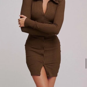 Brun kort klänning  - Brun klänning från NA-KD Selma Omari. Är i nytt skick och normal i storlek.  Första bilden är lånad.