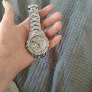 Fin skinande klocka  - Oanvänd, ligger i kartong . 