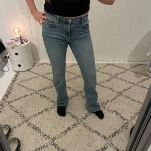 Bootcut jeans - Fina ginatricko lågmidjade bootcut jeans. Materialet är skönt och stretchigt. Inga defekter de är som nya🤩 Fråga ifall du vill ha fler bilder! storlek 40 🥰 Priset kan diskuteras!
