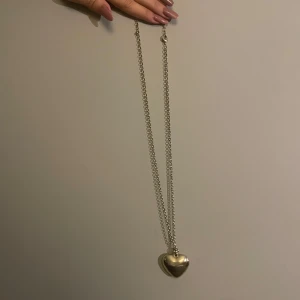 långt guld halsband  - Säljer det här hört fina långa guldiga halsbandet, kommer inte till så mycket användning i säljer därför.