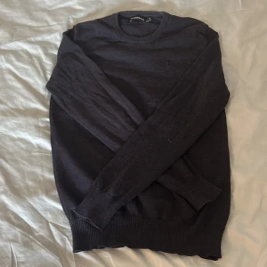 J.Lindberg Merinoull tröja  - Tröjan är i storlek S men passar XS. Tröjan är i bra skick utan defekter . Frågor är det bara att skriva.