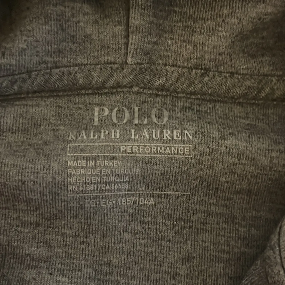 Säljer denna super snygga Ralph lauren hoodien, hoodien är i använt skick men är utan hål och fläckar, hör av er vid funderingar.. Hoodies.