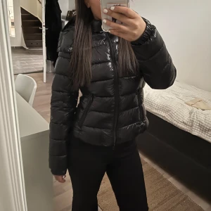 Jacka - En jättefin och modern jacka som aldrig kommit till användning och prislapp finns kvar, från Lager 157. Säljer den för att jag köpte en annan storlek, hör av dig vid intresse. Varan säljs inte längrepå lager 157. Jag har en i blå också i storlek XS