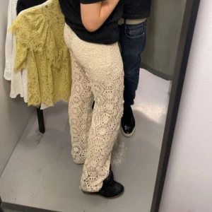 Virkade byxor  - INTRESSEKOLL på dessa beigea Virkade byxor med inbyggd shorts💕 skriv vid intresse! Köpta för 1000 kr💕 storlek xs men passar mig som har xs/s! Långa i benen på mig som är 173! (TRYCK INTE PÅ KÖP NU)