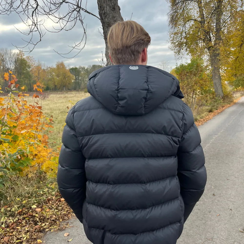 Storlek M passar L och S Skön jacka  Inga skador använd en säsong Varm dun . Jackor.