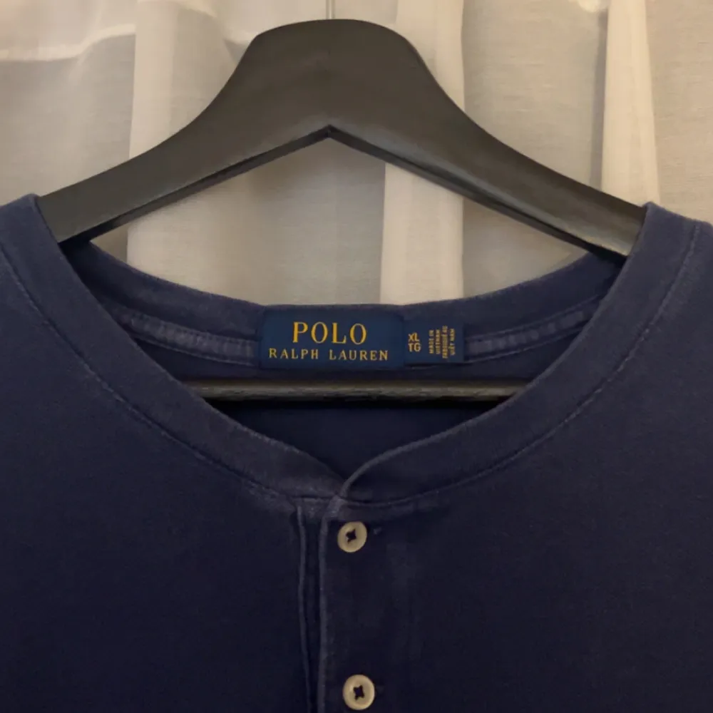 Säljer en  blå t-shirt från Ralph Lauren i storlek XL. . Tröjor & Koftor.