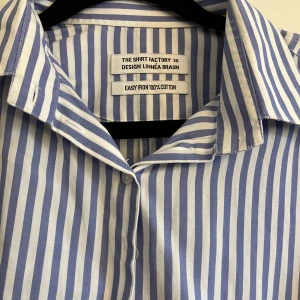 Randig skjorta - Blå och vit randig skjorta, jättefin passform och perfekt till sommaren.