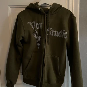 Rhinestone tröja  - Sprillans ny tröja från ett märke som inte går att få tag på längre som heter von studio store 