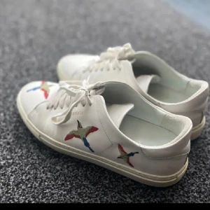 Axel Arigato Clean 90 (Str 42) - Hej, Jag säljer min fina Axel Arigato, str 42  Inte använda mycket. Pris kan diskuteras vid snabb affär.