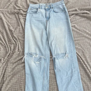 Jeans  - Säljer mina Jean med hål från Gina tricot då dom inte passar längre! Enbart använda någon ensta gång! 