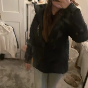 sail racing jacka  - säljer min sail racing jacka jag köpte förra året då den inte kommer till använding, använde den 2-4 gånger. i storlek L men passar mig som oftast har S/M i jackor 