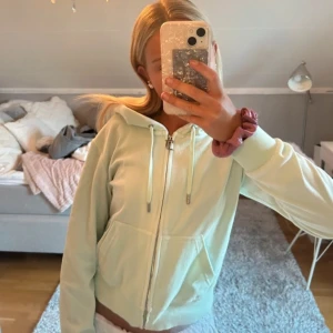 Juicy Couture Kofta - Säljer denna mintgröna juicy koftan i strl M men passar XS-M. Ingen text på ryggen🌟 Nypris: 1299kr säljer för 299kr