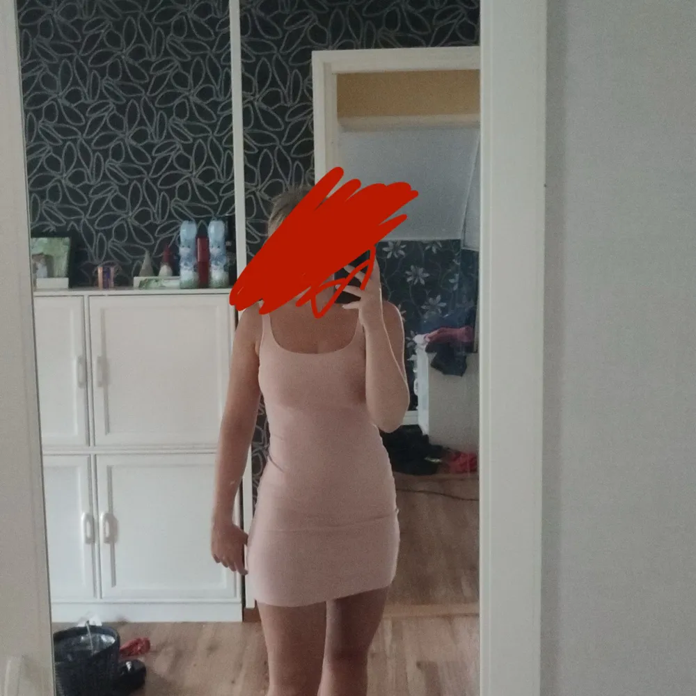 Säljer en superfin ljusrosa ribbad klänning i tight passform. Perfekt för sommardagar eller en utekväll. Klänningen är ärmlös och har en enkel, stilren design som gör den lätt att matcha med olika accessoarer. Den är i gott skick!. Mekot.