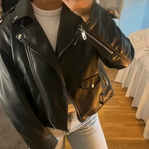 Skinnjacka - Skinnjacka från Zara. Är i storlek L men passar mig som vanligtvis är S/M lite oversized.