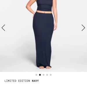 Skims maxikjol  - Superfin maxikjol från skims i färgen navy (limited edition)! Aldrig använd då den var lite liten på mig. Storlek S🥰 Ribbat material som är följsamt efter figur. Nypris 820kr