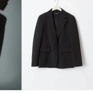 Straight regular blazer- Ginatricot  - Svart blazer från ginatricot, aldrig använd. Storlek 38 för en lite mer oversized look, kavajen är slut i nästan alla storlekar. Nypris 599kr, säljer för 349kr