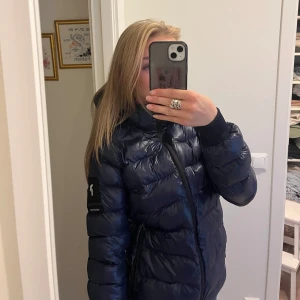 Jacka - Superfin peak performance jacka. Ganska använd men är i superfint skick! Säljer då den tyvärr är för liten. Storlek 170 men skulle säga att den sitter som en XS! Den har en liten defekt på ena fickan, skriv för bild! 🫶