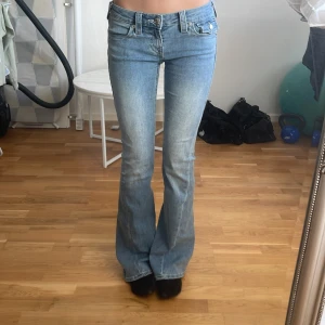 True religion lågmidjade ljusblåa jeans  - Säljer nästan helt nya True Religion Low Rise byxor använda två gånger då dom är för stora för mig. Dom är i storlek 25. Passar mig jättebra i längden och jag är 168 cm.