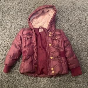 JUICY COUTURE JACKA - Storlek 10 år, tycker den ser mindre ut.  RIKTIGT skick, knappt använd 