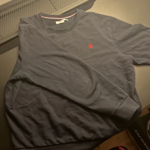 Polo tröja - Polo tröja, väldigt bra skick knappt använd storlek Xl men skulle säga att den passar L