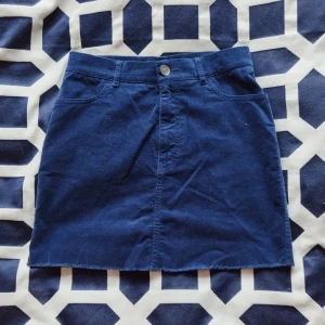 Mörkblå manchesterkjol - Säljer en superfin mörkblå manchesterkjol. Den har en klassisk design med knapp och dragkedja fram. Perfekt för både vardag och fest! 🦋