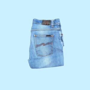 Nudie Jeans ”Dude Dan” - Säljer ett par feta blå Nudie Jeans. Passformen är slimfit och storleken är 32/34 (W/L). Byxorna har en skön tvätt och använda (9/10). Nypris är ungefär 1600 kr jämfört med vårt pris på 399 kr. Hör gärna av dig vid frågor eller funderingar 💯