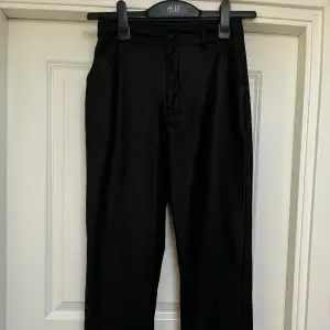 Regular fit använda 1 gång  High waist  Tyg i medium stretch  Boot cut ben  Två sidofickor  Hällor för bälte i midjan 