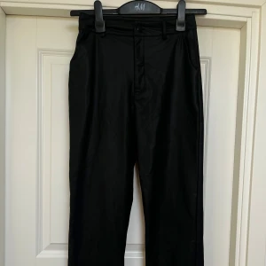 Byxor  - Regular fit använda 1 gång  High waist  Tyg i medium stretch  Boot cut ben  Två sidofickor  Hällor för bälte i midjan 