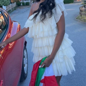 Studentklänning - Säljer denna jätte fina studentklänning från Fashion Nova i storlek S . Original pris va 900 kr . Köparen står för frakten💗