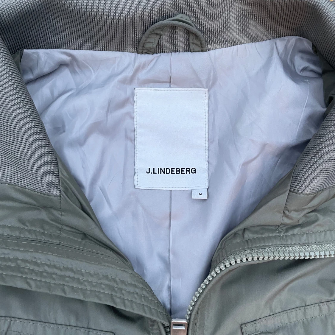Olivgrön vindjacka från J.Lindeberg - 91