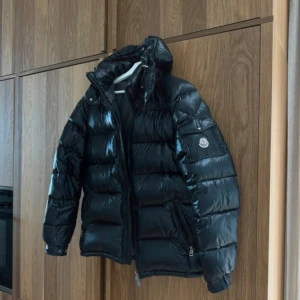 Moncler  - Köpte nyss denna jacka på Vinted men den va tyvärr för stor för mig, självklart äkta! (Lånade bilder av tjejen jag köpte av, kan skicka egna om de önskas)  kvitto finns tyvärr inte men qr kod osv funkar som det ska🥰    Jackan är rökfri & fint skick!