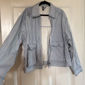 Randig jacka h&m - Snygg blå och vit randig jacka från h&m. Knappt använd, storlek s