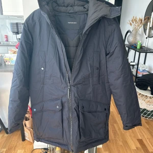 Ny Peak Performance Vinterjacka - I princip helt ny, använd max 5 gånger. Säljer enbart då jag rensar garderoben. Utmärkt skick, helt felfri. XL men passar även mig som har L.