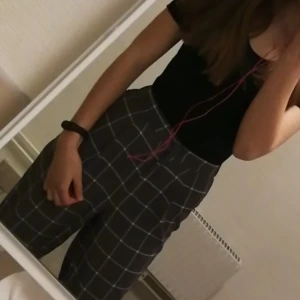 Byxor - Figursydda kostymbyxor slim. Använd fåtal gånger, storlek 34