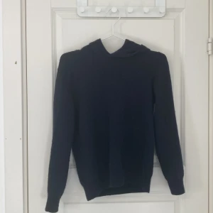 Oscar Jacobson Kashmir hoodie - kashmir hoodie från Oscar Jacobson som jag har använt 2 gånger, den krympte i tvätten så nu säljer jag den, passar en som är 160-170 cm. originalpriset är 1600 mitt pris är 900 och det följer med originalkartongen
