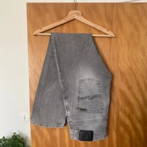 Nudie Jeans Grim Tim - Feta Nudie Jeans I modell Grim Tim. Storlek 32/32 Inga defekter