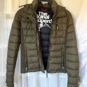 Superdry jacka - Superfin grön jacka från Superdry. Är i princip helt oanvänd finns inga defekter är som ny🤍Figursydd passar XS. Kan diskutera pris