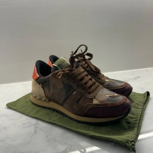 Valentino rockrunners  - Sjukt snygga valentino skor bra skick, är storlek 41 men passar också 42. Dustbag ingår.